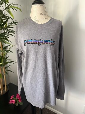 Patagonia Shirt size xl men long sleeve gray logo crew neck